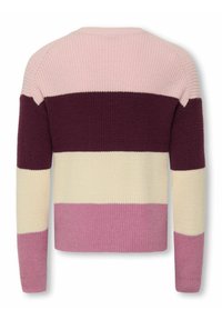 Pull en tricot avec des rayures horizontales dans les tons de rose pâle, violet profond, crème et rose doux. Encolure ronde classique et poignets côtelés.