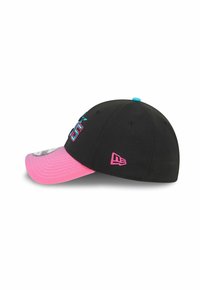 Casquette de baseball noire avec une visière rose, un bouton bleu sur le dessus, et des logos brodés en rose et bleu sur les côtés et à l'avant.