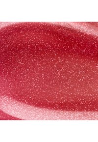 Gloss à lèvres rouge brillant avec de fines particules scintillantes créant une texture lisse et étincelante en surface.