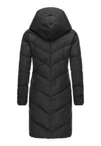Cappotto imbottito nero con cappuccio, caratterizzato da un design a zigzag trapuntato e maniche lunghe. Tessuto liscio, lunghezza al ginocchio. Nessun hardware visibile.