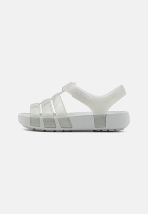 Doorzichtige grijze sandalen met meerdere banden, een gevoerde zool en een gestructureerde voetbed. Kenmerken zijn een gladde afwerking en een lichtgewicht ontwerp.