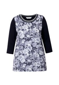 Bluse mit floralem Muster in Grau- und Schwarztönen, mit einem runden Ausschnitt, Dreiviertelärmeln und einem kontrastierenden schwarzen Rücken.