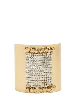 Szeroka złota bransoleta mankietowa z centrum z srebrnej siateczki i małymi złotymi dyskami wiszącymi wzdłuż górnej i dolnej krawędzi.