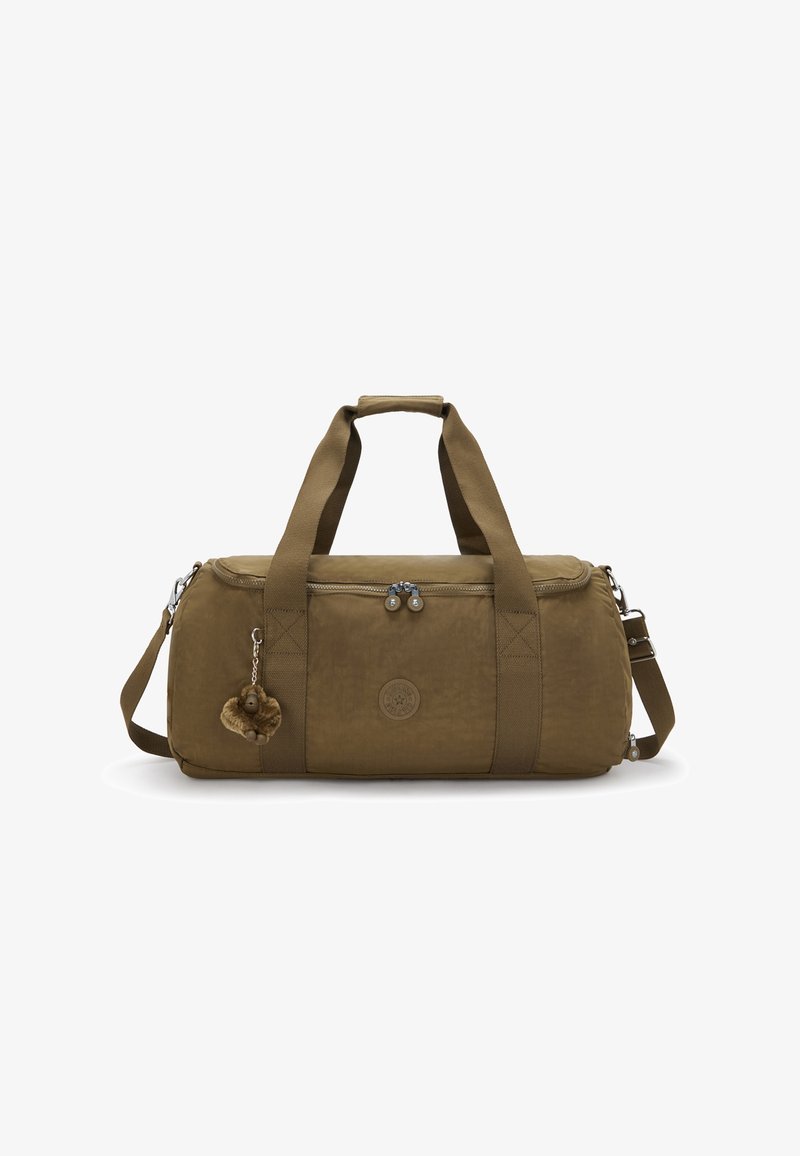 Sac cylindrique marron avec doubles poignées, bandoulière amovible, fermeture éclair à l'avant et un petit porte-clés en peluche en forme de singe attaché.