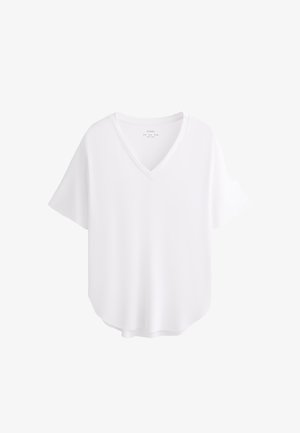 Fehér, rövid ujjú, V nyakú póló puha anyagból, lazább szabású, ívelt aljjal a kényelmes viselet érdekében.