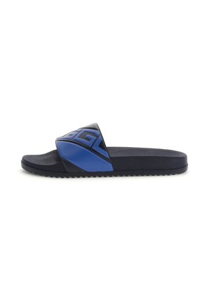 Enkele zwart-blauwe slideslipper met een dikke band voorzien van een geometrisch patroon, in zijaanzicht op een witte achtergrond.