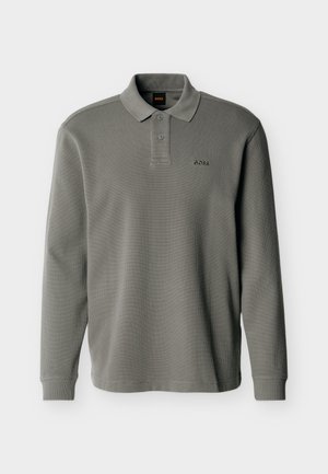 Siva polo majica z dolgimi rokavi, z dvema gumboma in rebrasto teksturo, z majhnim vezenim logotipom "BOSS" na levi strani prsnega koša.