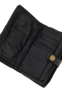 Portafoglio in pelle nera con più scomparti per carte, una superficie liscia e una chiusura a pulsante con branding in rilievo e timbro con data.