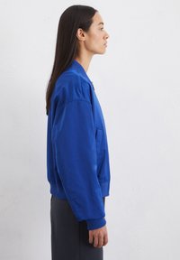 Marc O'Polo BLOUSON DETAILS ZIPPER POCKET ON SLEEVE - Bomberjacks - shiny blue