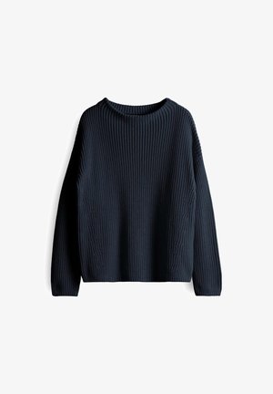 Pull en maille bleu marine avec une texture côtelée, un large décolleté et des épaules tombantes. Présente une coupe ample et oversize.