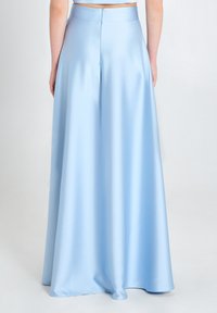 Helle blaue Satin-Maxi-Rock mit tailliertem Bund, A-Linie Form und glatter Textur. Verfügt über einen diskreten Reißverschluss auf der Rückseite zur Schließung.