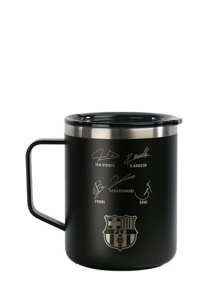 Mug en métal noir avec couvercle, portant les signatures de Ter Stegen, R. Araujo, Pedri, Lewandowski, Gavi, et le logo du FC Barcelone.