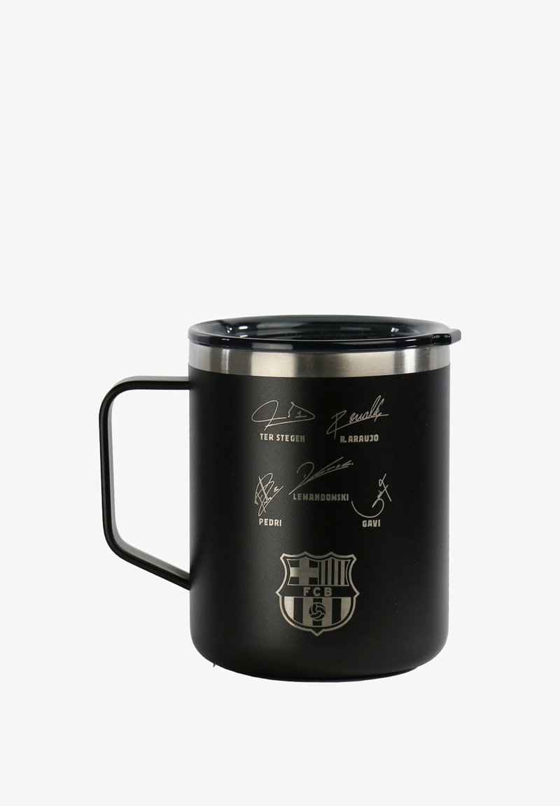 Czarny metalowy kubek z pokrywką, na którym znajdują się podpisy Ter Stegena, R. Araujo, Pedriego, Lewandowskiego, Gaviego oraz logo FC Barcelona.