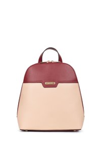 Zaino in pelle bordeaux e beige, caratterizzato da una forma strutturata, manico superiore e hardware color oro. Texture liscia con dettagli in evidenza.