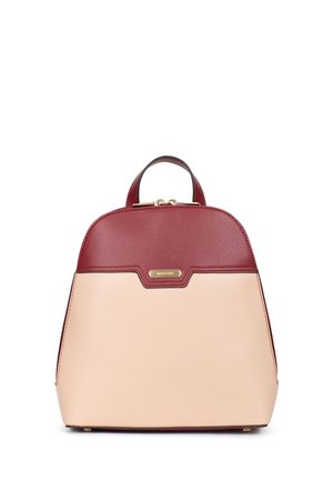 Rugzak in bordeaux- en beigeleer, met een gestructureerde vorm, bovenhandvat en goudkleurige hardware. Gladde textuur met accentdetails.