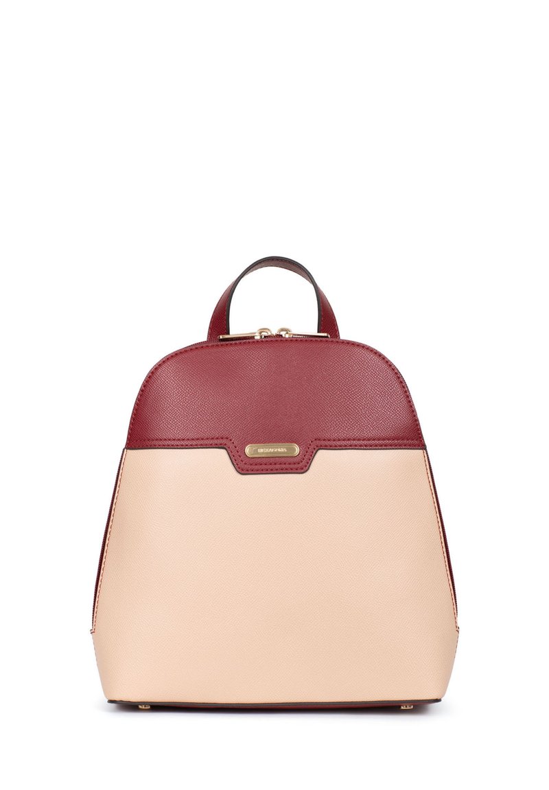 Zaino in pelle bordeaux e beige, caratterizzato da una forma strutturata, manico superiore e hardware color oro. Texture liscia con dettagli in evidenza.