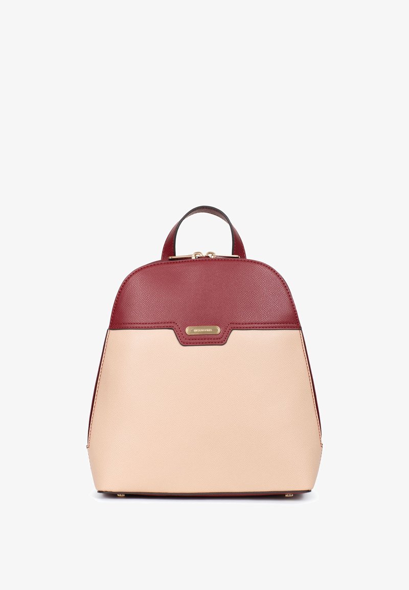 Plecak w burgundowym i beżowym skórze, o wyraźnym kształcie, z uchwytem górnym i złotymi akcentami. Gładka faktura z detalami wykończenia.