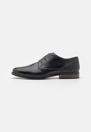 Chaussure habillée pour homme en cuir noir avec des lacets bleus et un petit talon en bois, vue de côté sur un fond blanc.