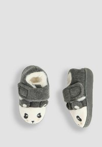 Grå panda-tema toffel med mjuk fleecefoder, justerbar velcrorem och vita ansiktsdrag. Rundad form med texturerad yta.