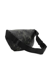 Borsa a tracolla nera, con texture, a forma semicircolare, dotata di una larga tracolla regolabile e dettagli di motivo sottili sulla superficie.