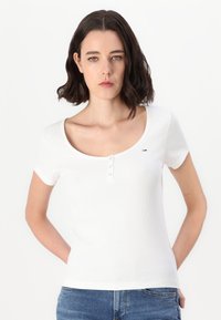 Tommy Jeans SLIM HENLEY - T-shirts - white