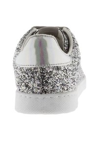 Baskets argentées pailletées avec une semelle en caoutchouc blanc lisse, un bout arrondi et un col rembourré, présentant un accent de talon irisé scintillant.