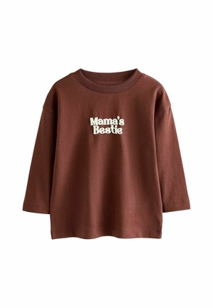 Braunes Langarm-Kinderhemd mit geripptem Ausschnitt und weißem Text "Mama's Bestie" zentriert auf der Vorderseite.