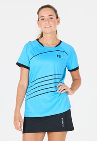 Himmelsblå atletisk tröja med svarta accenter och horisontella ränder, i kombination med en svart kjol, med FZ Forza-logga.