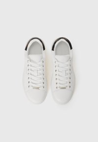 Sneakers bianchi in pelle con punta rotonda, lacci piatti e un'accaccento sul tallone a motivo nero. Presentano il logo sul lato e occhielli metallici.