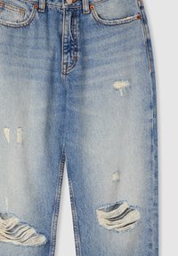 Jeans in denim azzurro chiaro con dettagli strappati, caratterizzati da numerosi buchi e orli sfilacciati. Design standard a cinque tasche con chiusura a bottone.