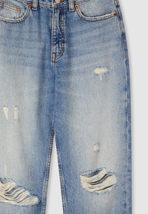 Jeans in denim azzurro chiaro con dettagli strappati, caratterizzati da numerosi buchi e orli sfilacciati. Design standard a cinque tasche con chiusura a bottone.
