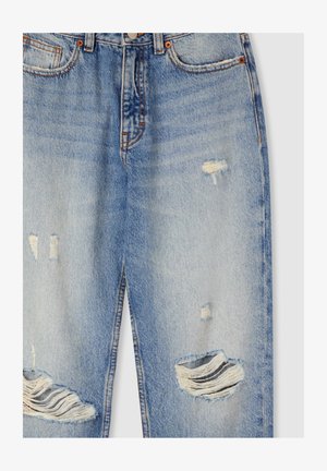 Jasnoniebieskie dżinsy zniszczone, z wieloma przetarciami i postrzępionymi krawędziami. Standardowy projekt z pięcioma kieszeniami i zapięciem na guzik.