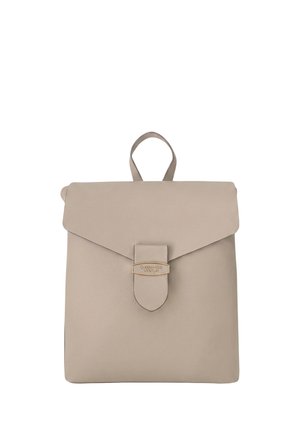 Zaino quadrato beige con maniglia superiore e patta frontale fissata da una cinghia con una piccola targhetta logo in tono dorato.