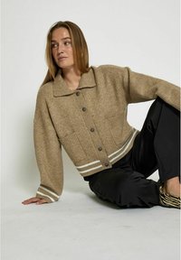 PEPPERCORN KAMILLA - Cardigan - kelp sand