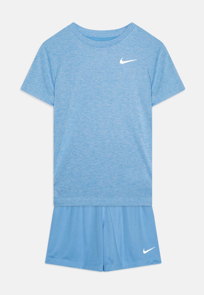 Világoskék sportfelszerelés rövid ujjú felsőből és hozzá illő sortból áll. Puha, könnyű anyagból készült, mindkét darabon fehér Nike logóval.