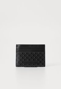Portefeuille noir en cuir texturé, présentant un motif géométrique, plusieurs emplacements et une plaque logo bien en vue en bas.