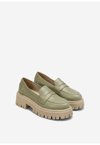Grønne læder loafers med en tyk beige platformsål og dekorative stikninger. Rund tå og glat overflade.