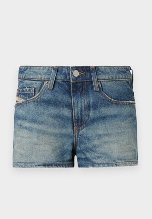 Világoskék farmer rövidnadrág, enyhén kopott hatással, öt zsebes kialakítással, kontrasztos varrással és elülső gombos zárással.