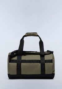 Sac de voyage vert olive et noir avec deux sangles noires et une poignée rembourrée, se tenant debout sur un fond uni.