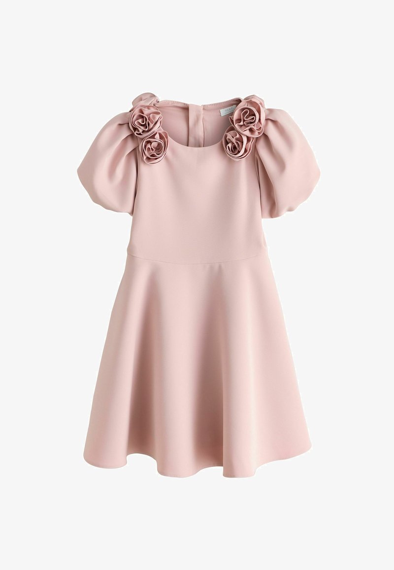 Hellrosa Mädchenkleid mit gepufften kurzen Ärmeln und drei Stoffrosen auf der Brust und den Schultern.