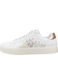 Zapatilla blanca con diseños de corazones coloridos en amarillo, plateado y marrón. Presenta una textura suave y un acento en el talón metálico y brillante.