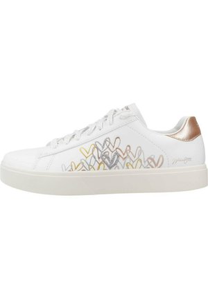 Zapatilla blanca con diseños de corazones coloridos en amarillo, plateado y marrón. Presenta una textura suave y un acento en el talón metálico y brillante.
