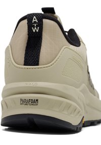 Beige Laufschuh mit strukturiertem Stoffobermaterial und dunklen Akzenten, ausgestattet mit einem "PARAFOAM" Technologie-Label und einer Anziehhilfe für einfaches Tragen.