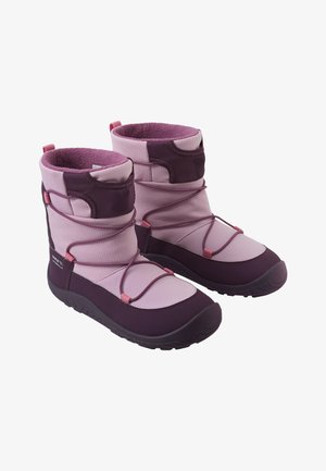 Botas aislantes en tonos morado y rosa, con texturas contrastantes, cordones elásticos y una suela de goma robusta, diseñadas para condiciones invernales.
