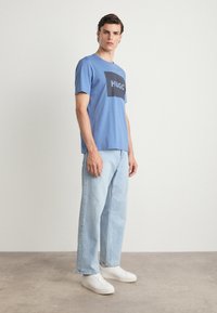 HUGO DULIVE - Potiskana majica - medium blue