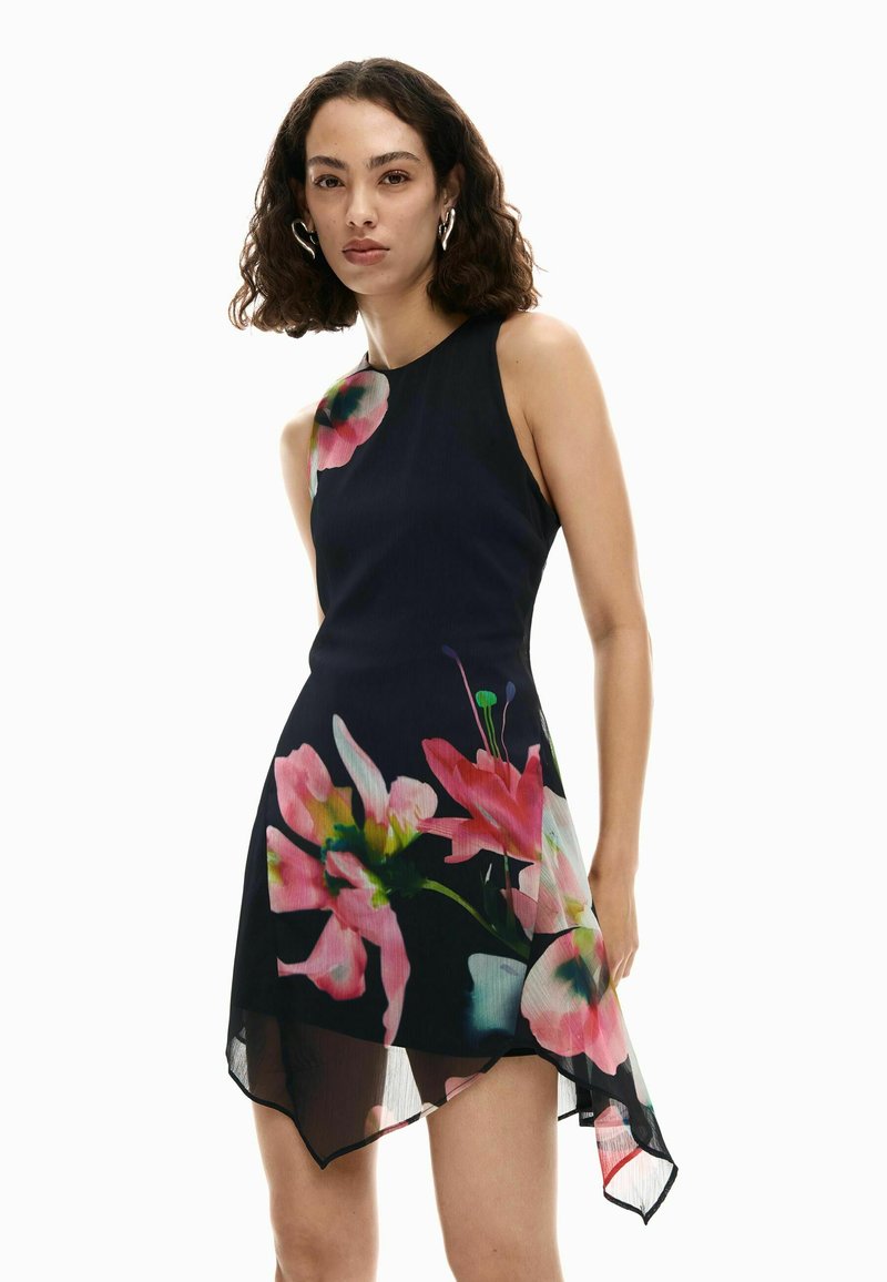 Rochie navală cu modele florale în roz și verde. Design fără mâneci, tiv asimetric și material ușor cu textură transparentă.