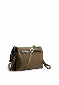 Borsa a tracolla in pelle marrone con superficie testurizzata, dotata di cerniere argentate e tracolla regolabile. Forma rettangolare compatta con tasca frontale.