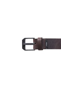 Cinturón de cuero marrón oscuro con hebilla de metal negra grabada con "CHASIN'" y una etiqueta de marca de tejido negro en la correa.