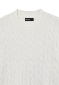 Weißer Strickpullover mit Rundhalsausschnitt. Verfügt über strukturierte erhabene Muster und Rippdetails am Kragen und Saum. Größeetikett sichtbar.