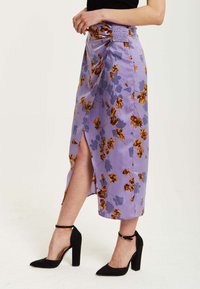 Liquorish FLORAL MIDI  WITH RUCHING DETAIL - Wrap skirt - purple